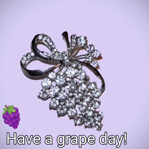 Cluster of Grapes Brooch - Picture 9 of 11